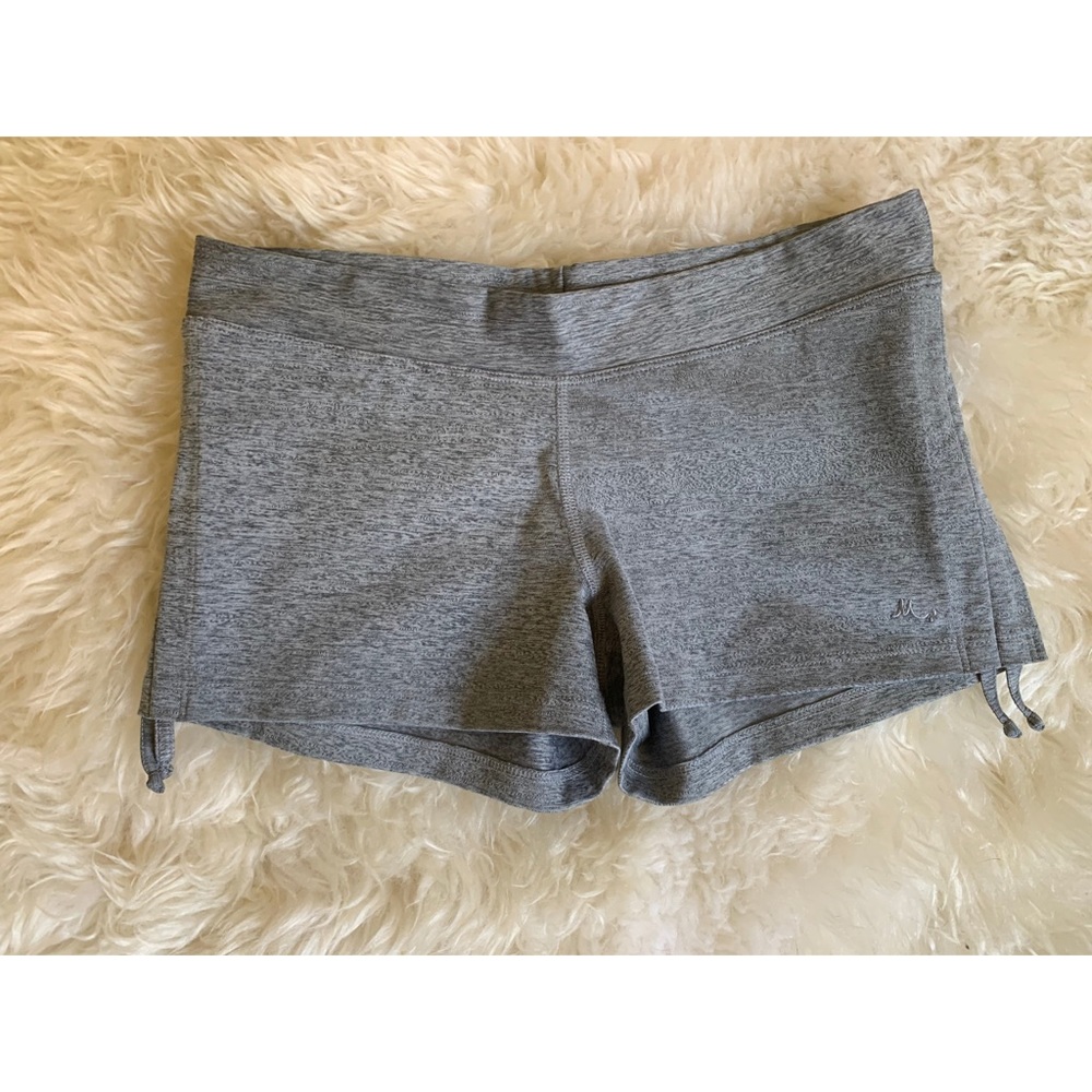 Side scrunch shorts